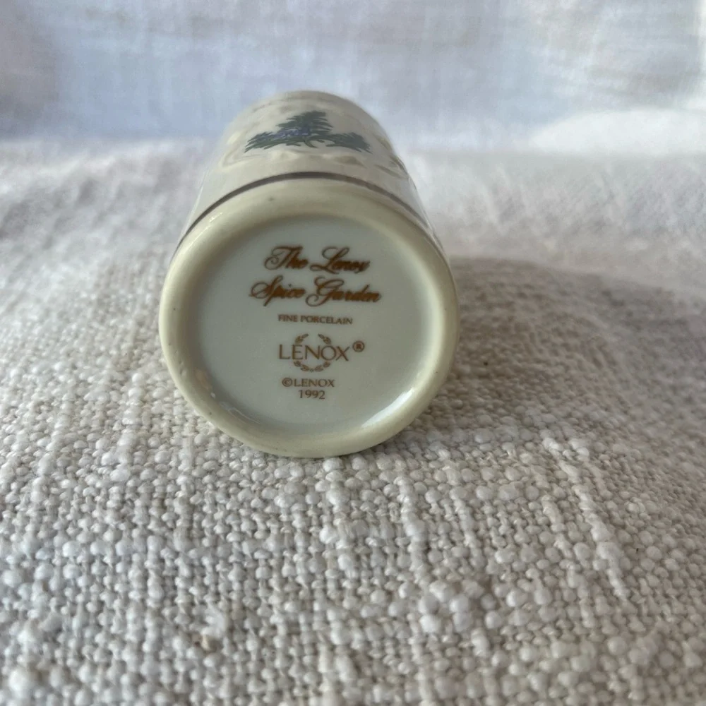 THE LENOX SPICE GARDEN (GIFTWARE) 1992 Fine Porcelain ROSEMARY Jar No Lid
